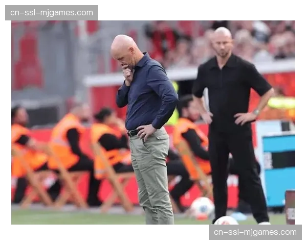 赛前发布会,滕哈赫否认更衣室存在战术分歧,强调球队坚持自身风格 赛前发布会,滕哈赫否认更衣室存在战术分歧,强调球队坚持自身风格