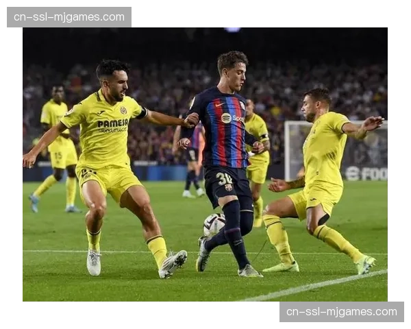 雨战中的坚持:马竞主场工作人员在中场休息时紧急处理积水区域 雨战中的坚持:马竞主场工作人员在中场休息时紧急处理积水区域